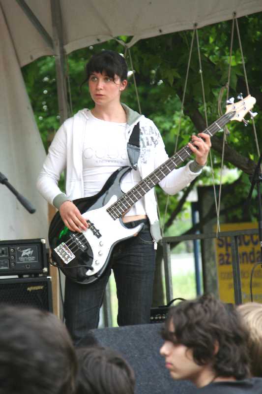 Foto di una giovane bassista a Dal Pozzo rock